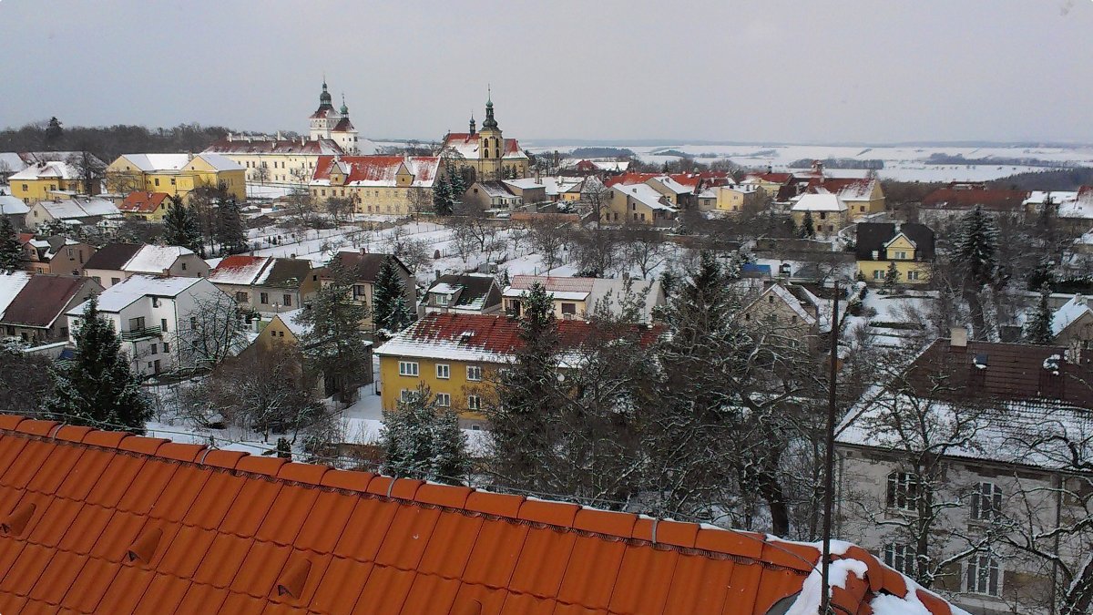 Výhled od našich antén ze střechy školy Smečno směrem na zámek v únoru 2013